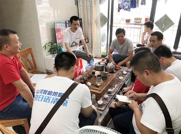 “清涼”送到客戶手中，為山河智能售后服務活動打CAII