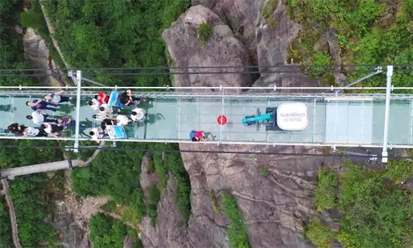 十萬(wàn)人圍觀！這臺(tái)挖掘機(jī)開(kāi)上了高空玻璃橋