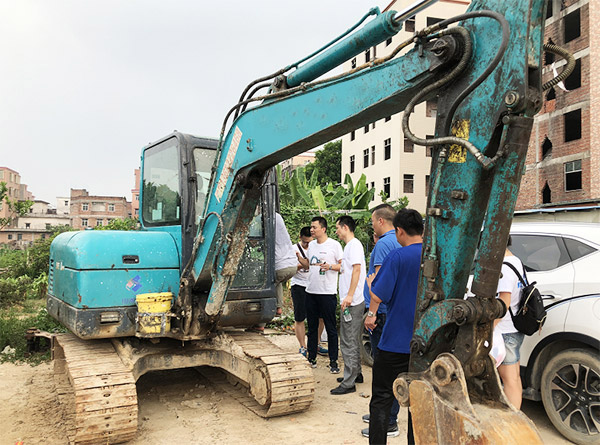 “清涼”送到客戶手中，為山河智能售后服務活動打CAII