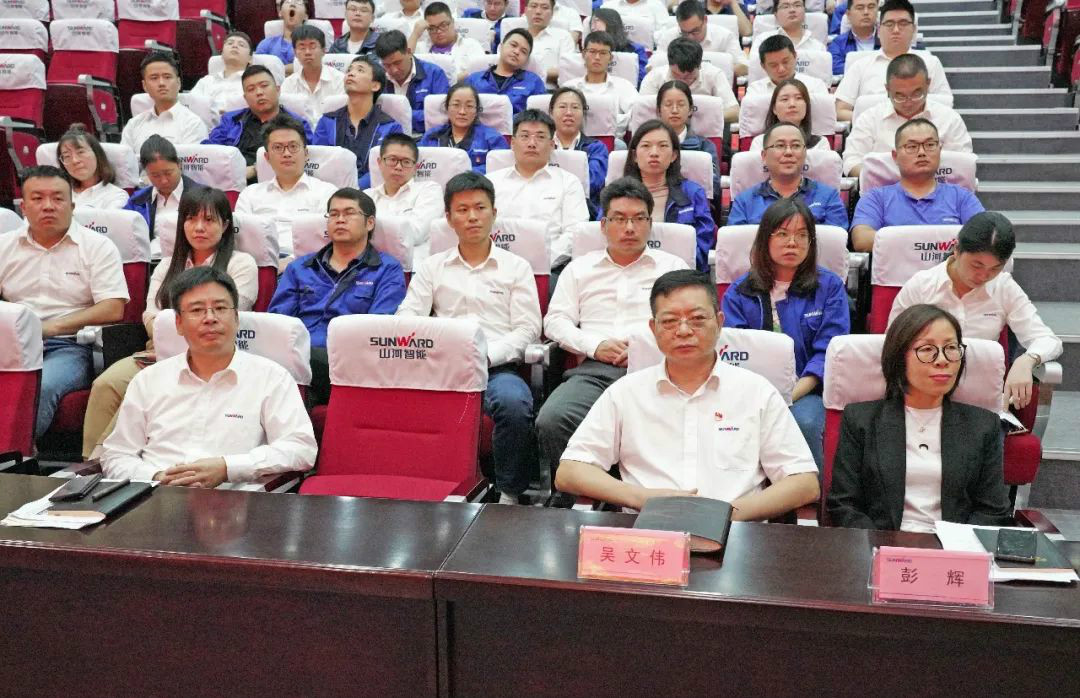 山河智能國(guó)際營(yíng)銷公司傳達(dá)學(xué)習(xí)貫徹習(xí)近平總書(shū)記考察山河智能重要講話精神